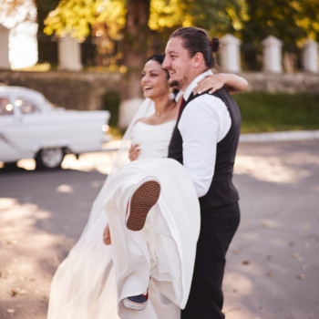 Фотосесія з машиною весільна на дорозі, фото - Весільний фотограф Віталій Смульський