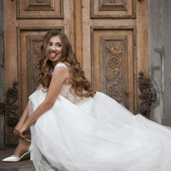 Свадебная фотосессия в городе на дороге, фото - Свадебный фотограф Віталій Смульський