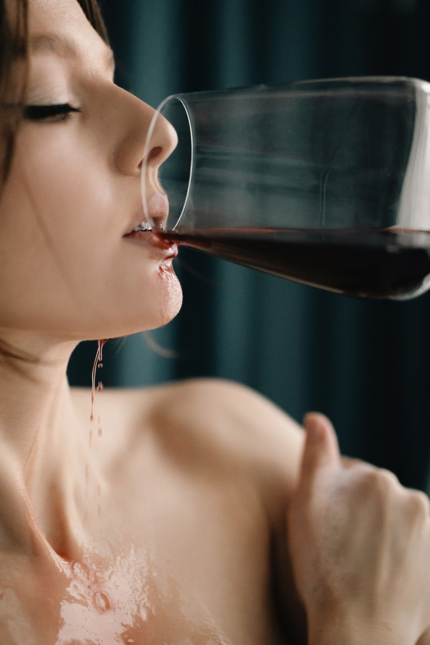 Еротична фотосесія нюд з келихом, фото - Фотограф Гліб Мунтян