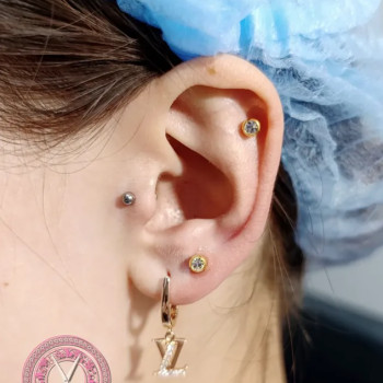 Пірсинг "Трагус" (з титановою прикрасою для первісного проколу)