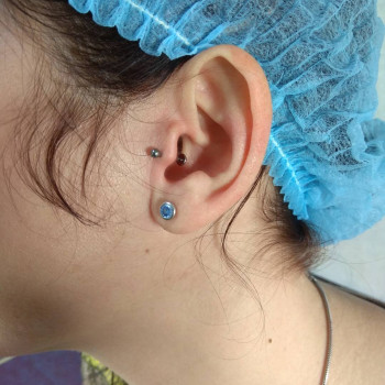 Пірсинг "Трагус" (з титановою прикрасою для первісного проколу)