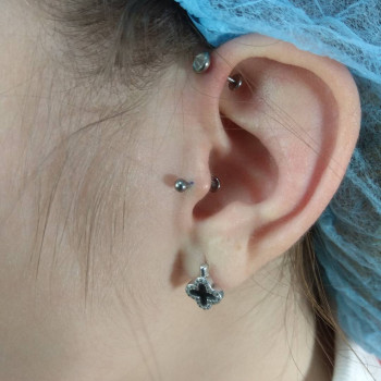 Пірсинг "Трагус" (з титановою прикрасою для первісного проколу)