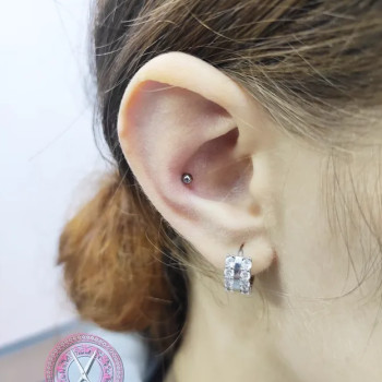 Пірсинг Конч (з титановою прикрасою для первісного проколу)