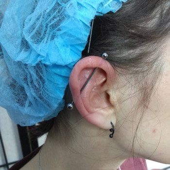 Пірсинг індастріал (з титановою прикрасою для первісного проколу)