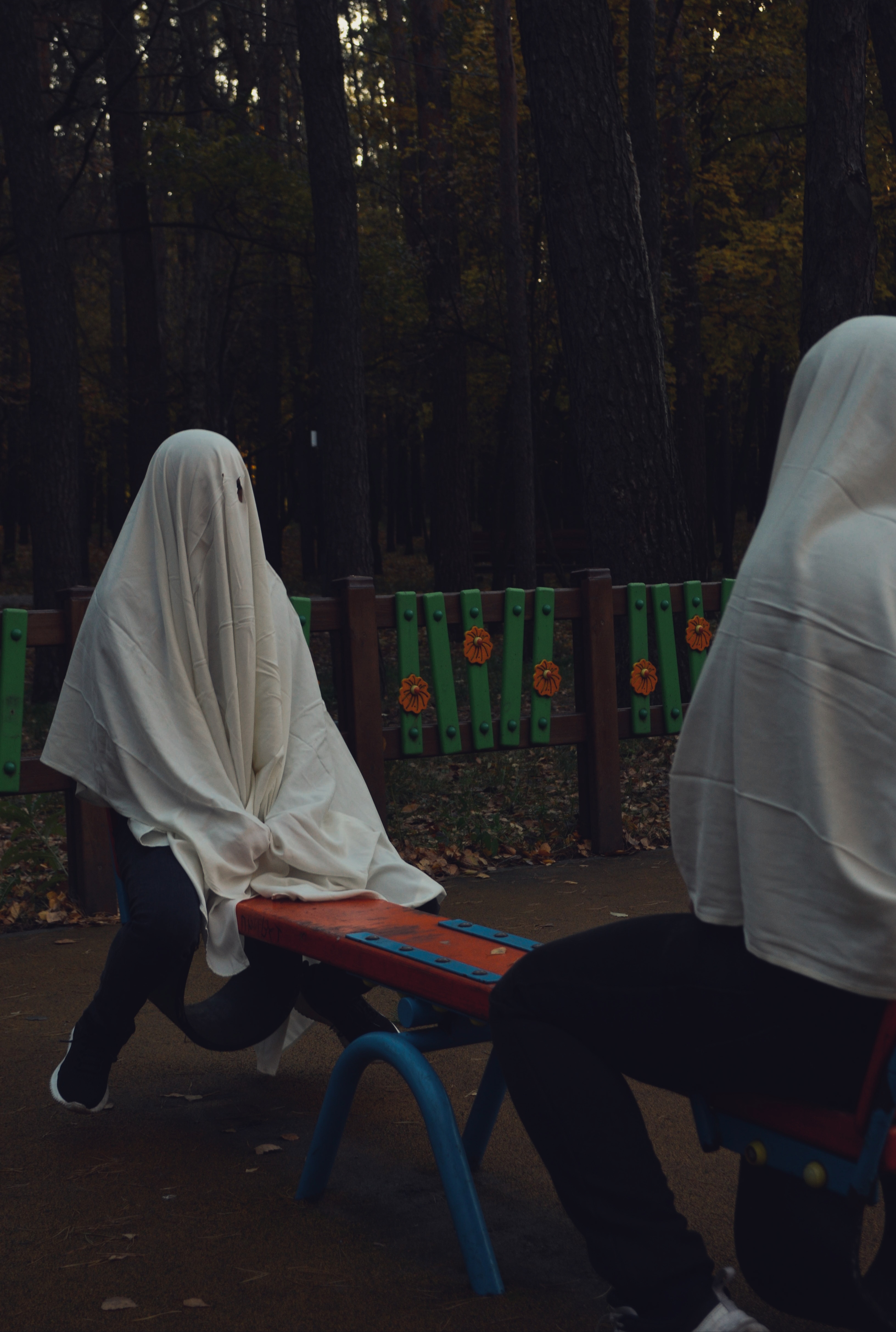 Фотосесія Хелловін на гойдалці у простирадлі, фото - Фотограф Юрій Ахполов
