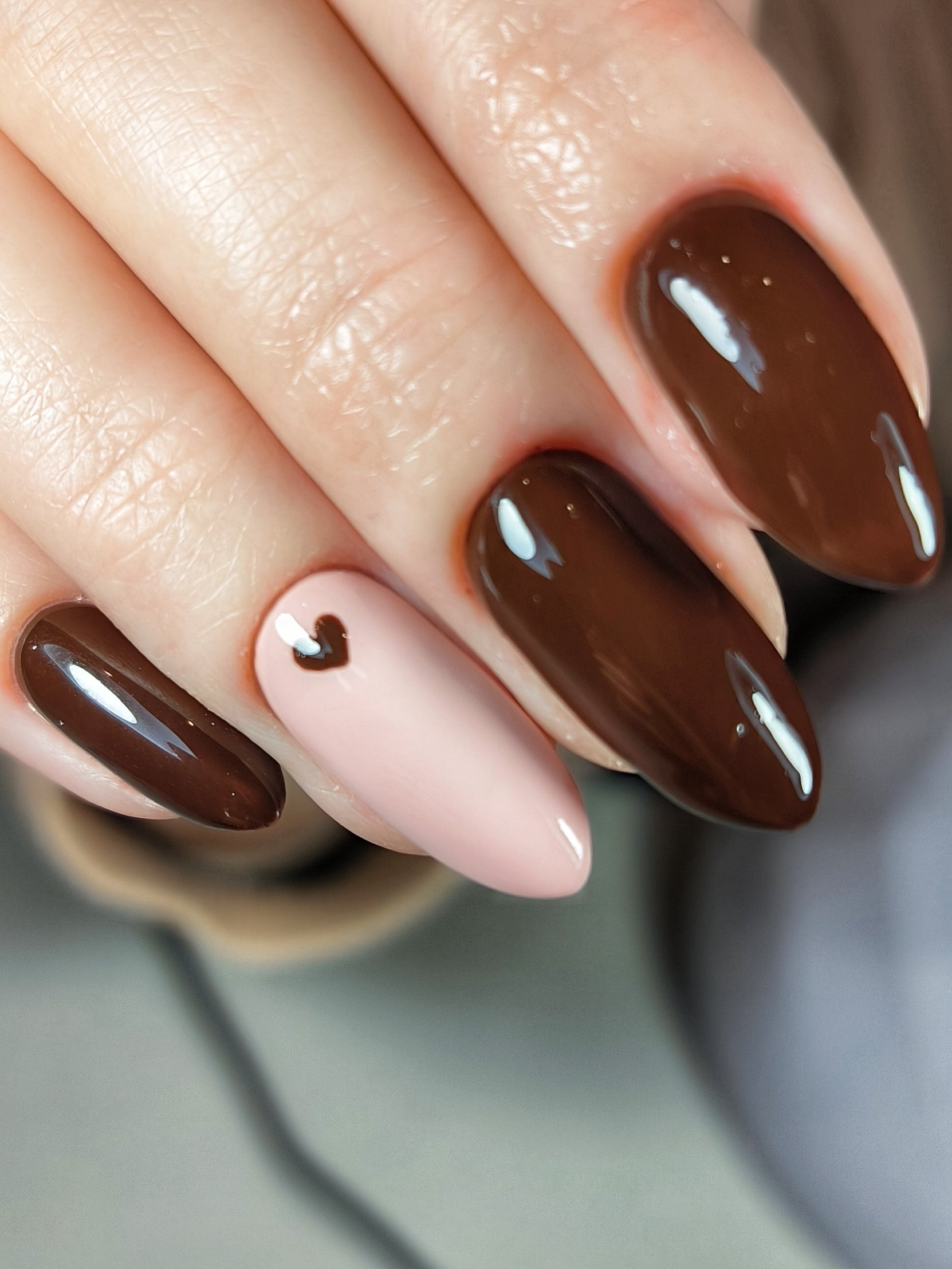 Манікюр мигдаль із серцями коричневий, фото - Нігтьова студія Crazy Nails Room