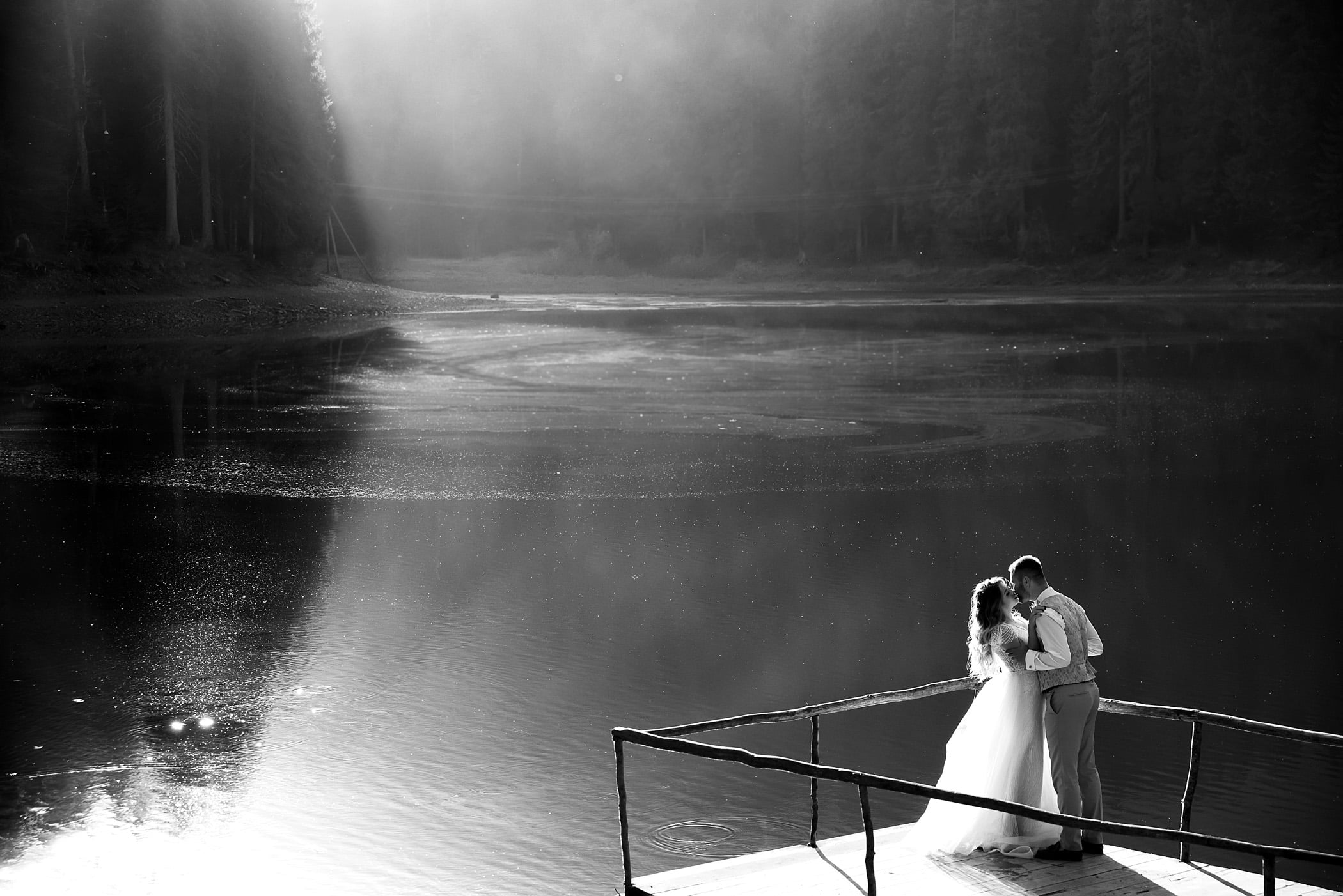 Фотосесія пари весільна на річці, фото - Весільний фотограф Олег Колос