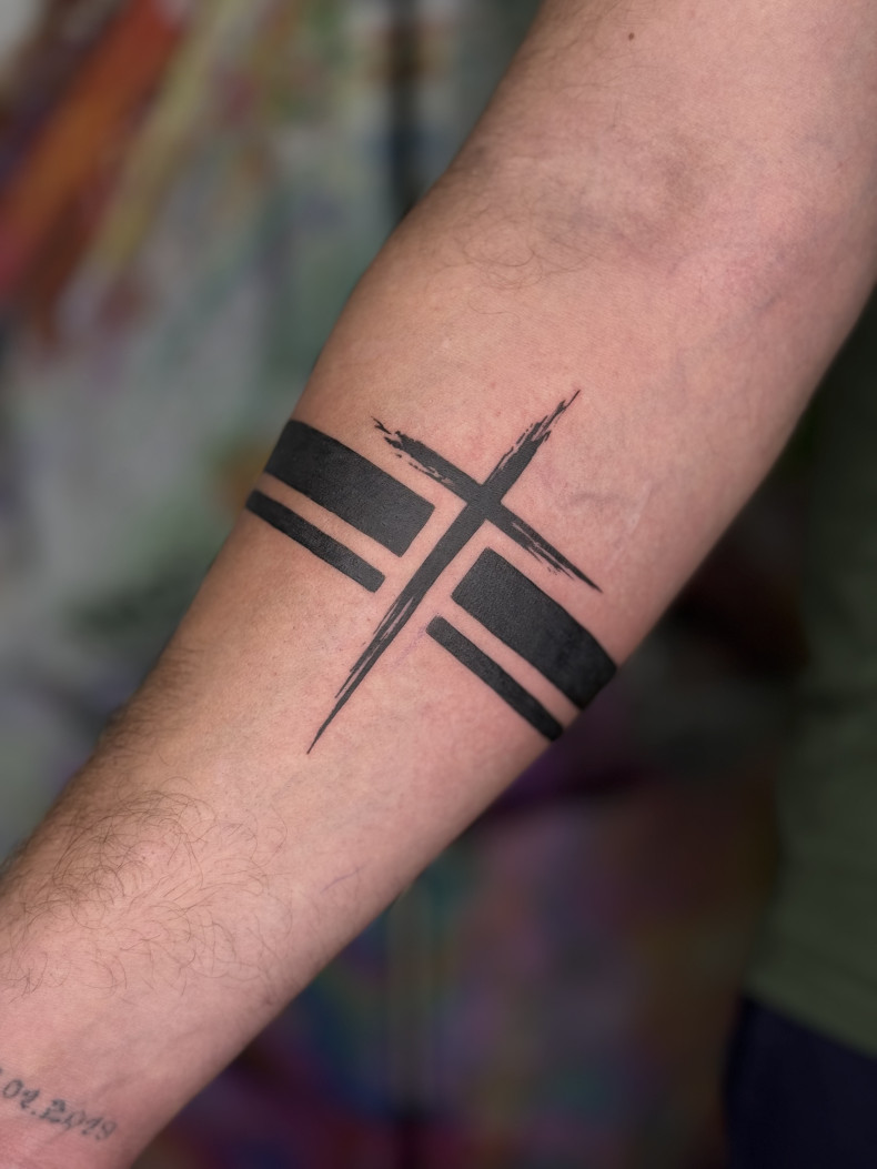 На руці чорно-білі хрест, фото - Тату майстер Анастасія Тітарчук