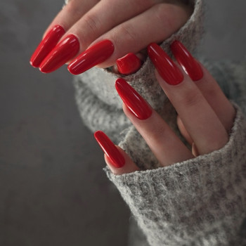 Червоний манікюр мигдаль на довгі нігті, фото - Майстер манікюру Альона Землякова