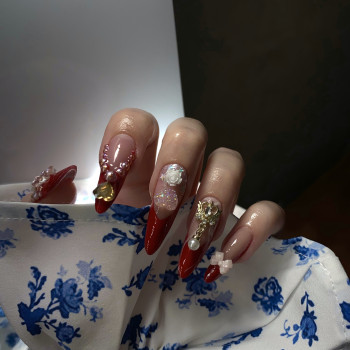 Маникюр с камнями необычный стилет, фото - Мастер маникюра Альона Землякова