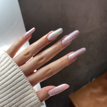 Маникюр с блестками светоотражающий на овальные ногти, фото - Мастер маникюра Альона Землякова