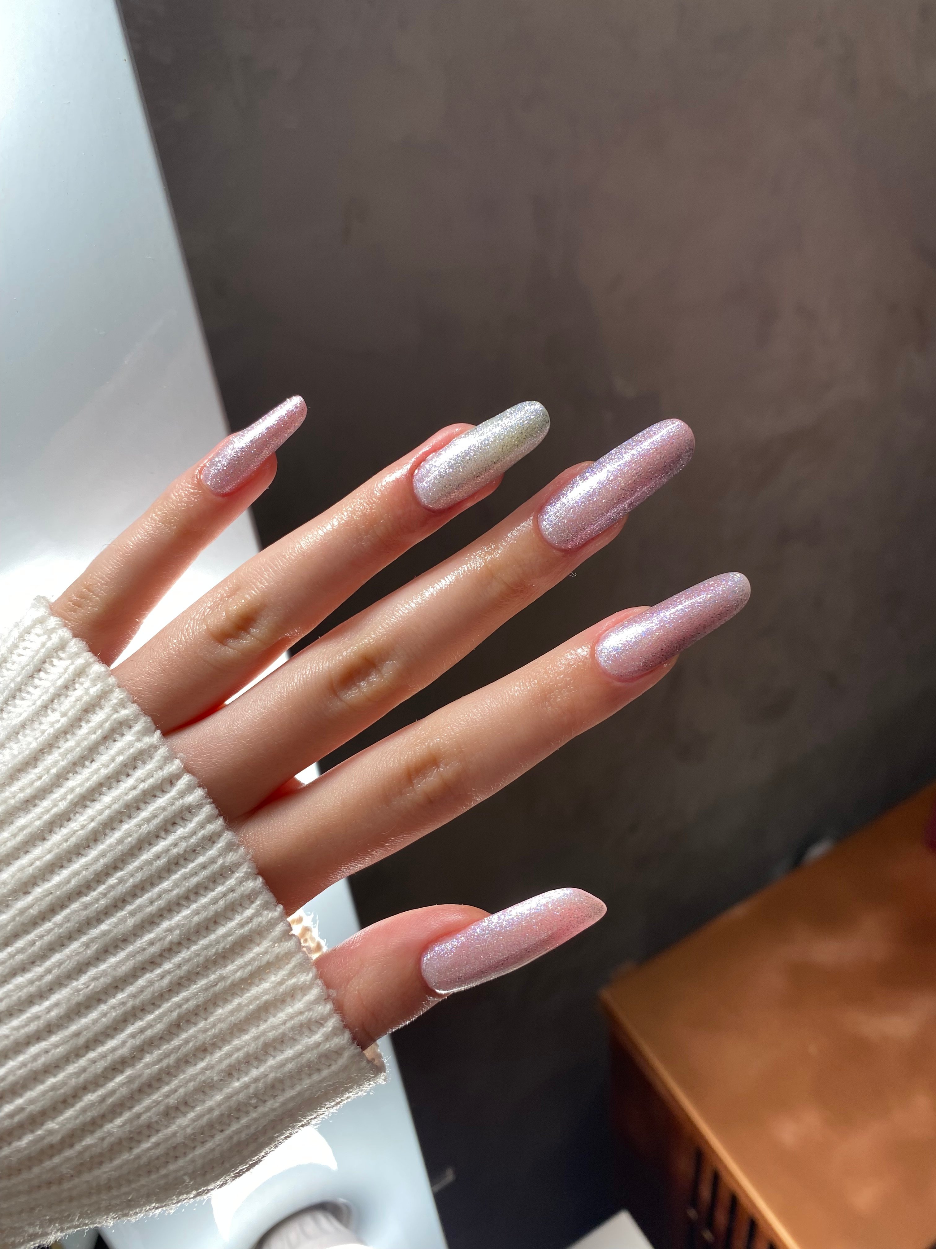 Маникюр с блестками светоотражающий на овальные ногти, фото - Мастер маникюра Альона Землякова