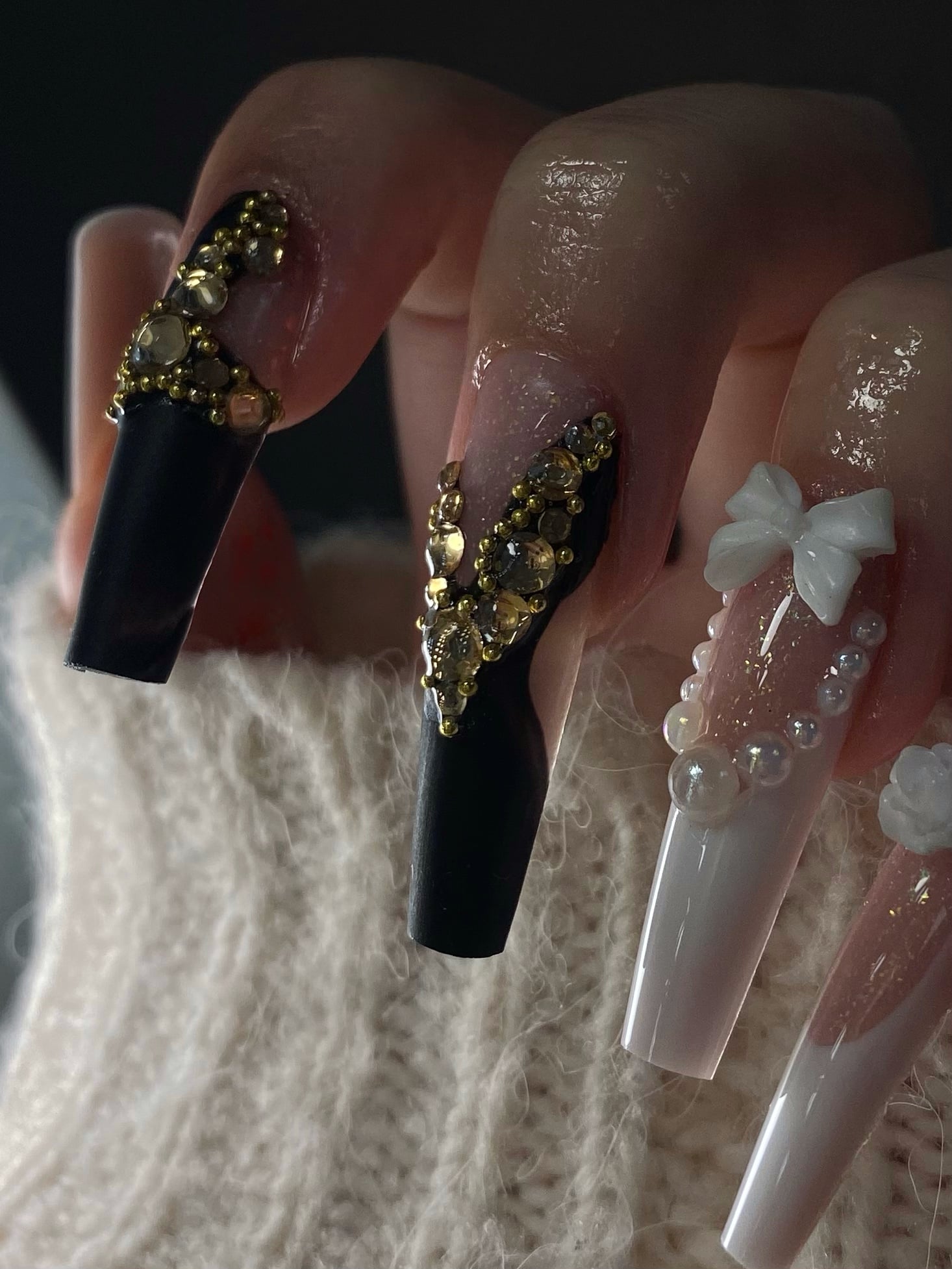 Белый маникюр с блестками черный, фото - Мастер маникюра Альона Землякова