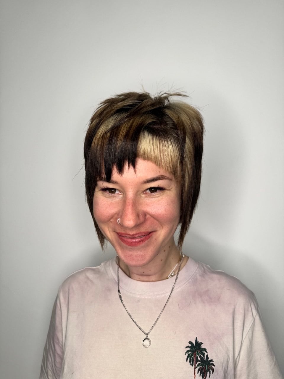 Коротка жіноча стрижка з чолкою шеггі, фото - Перукар Ірина Брачевская