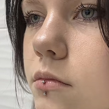 Пірсинг губи «Вертикальний лабрет»