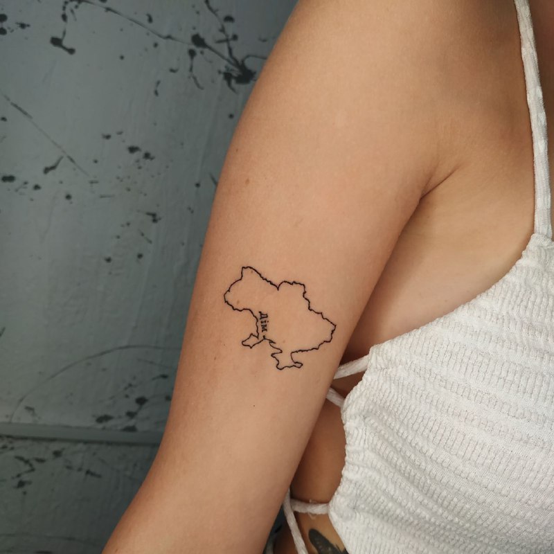 Женские на руке черно-белые, фото - Тату салон Штаб-Квартира Tattoo Studio