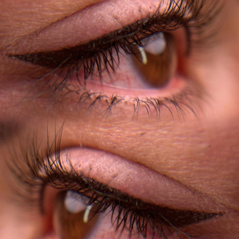 Класична стрілочка — це ідеальний вибір для виразного, відкритого погляду ✨ Чітка форма, елегантна лінія та бездоганний результат щодня — без макіяжу і зайвого часу. Підкресли свою природну красу та прокидайся вже з ідеальними стрілками 💫