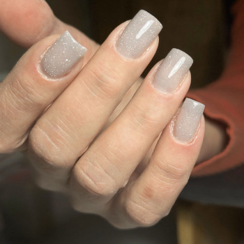 Манікюр з блискітками бежевий світловідбивний, фото - Майстер манікюру Оксана Коссе