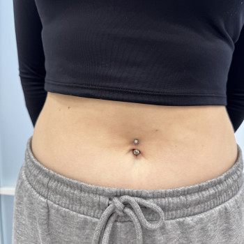 Пірсинг пупка. Усі види пірсингу робить лікар-косметолог із великим досвідом роботи.