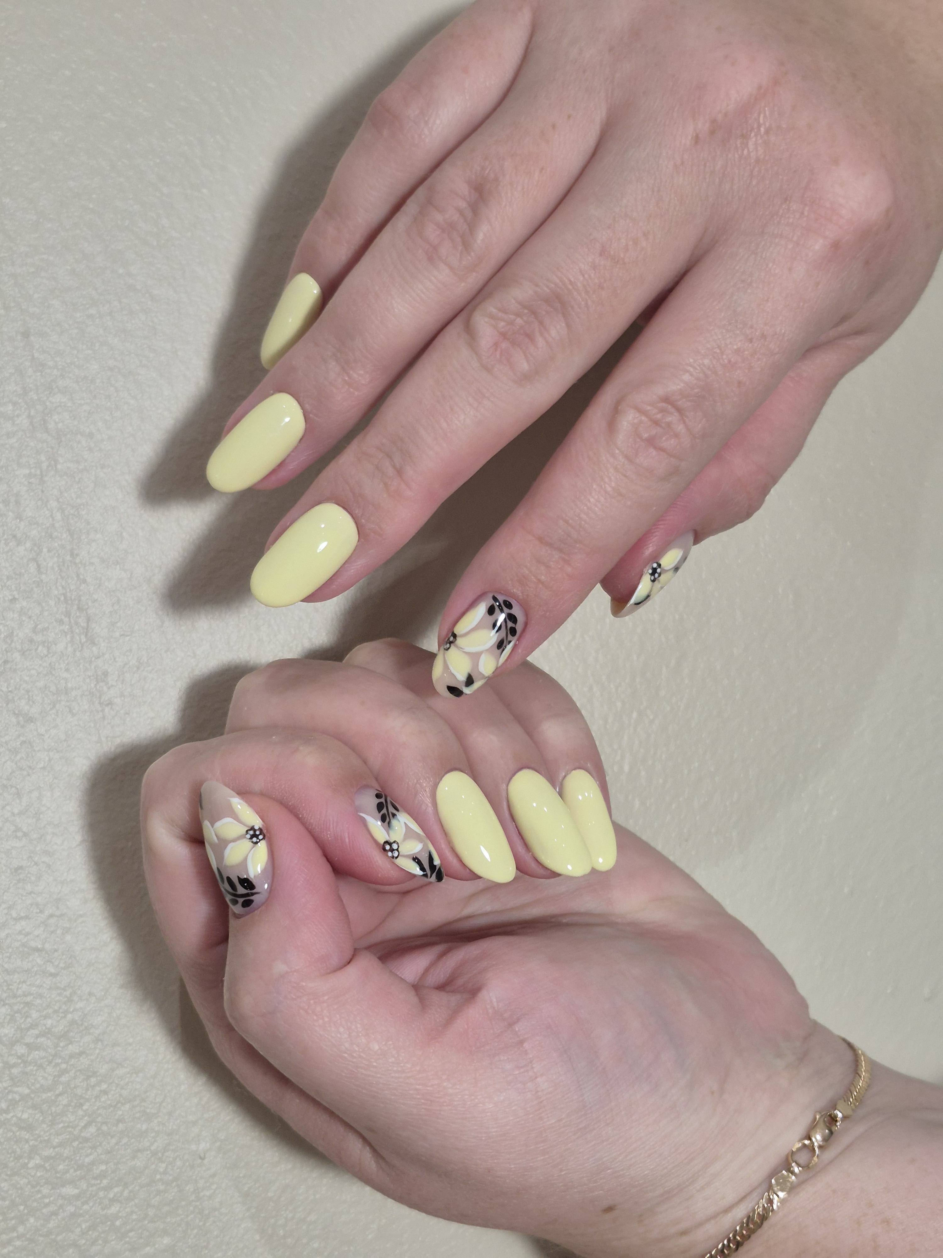 Маникюр лето с рисунком желтый, фото - Студия красоты OH NAILS