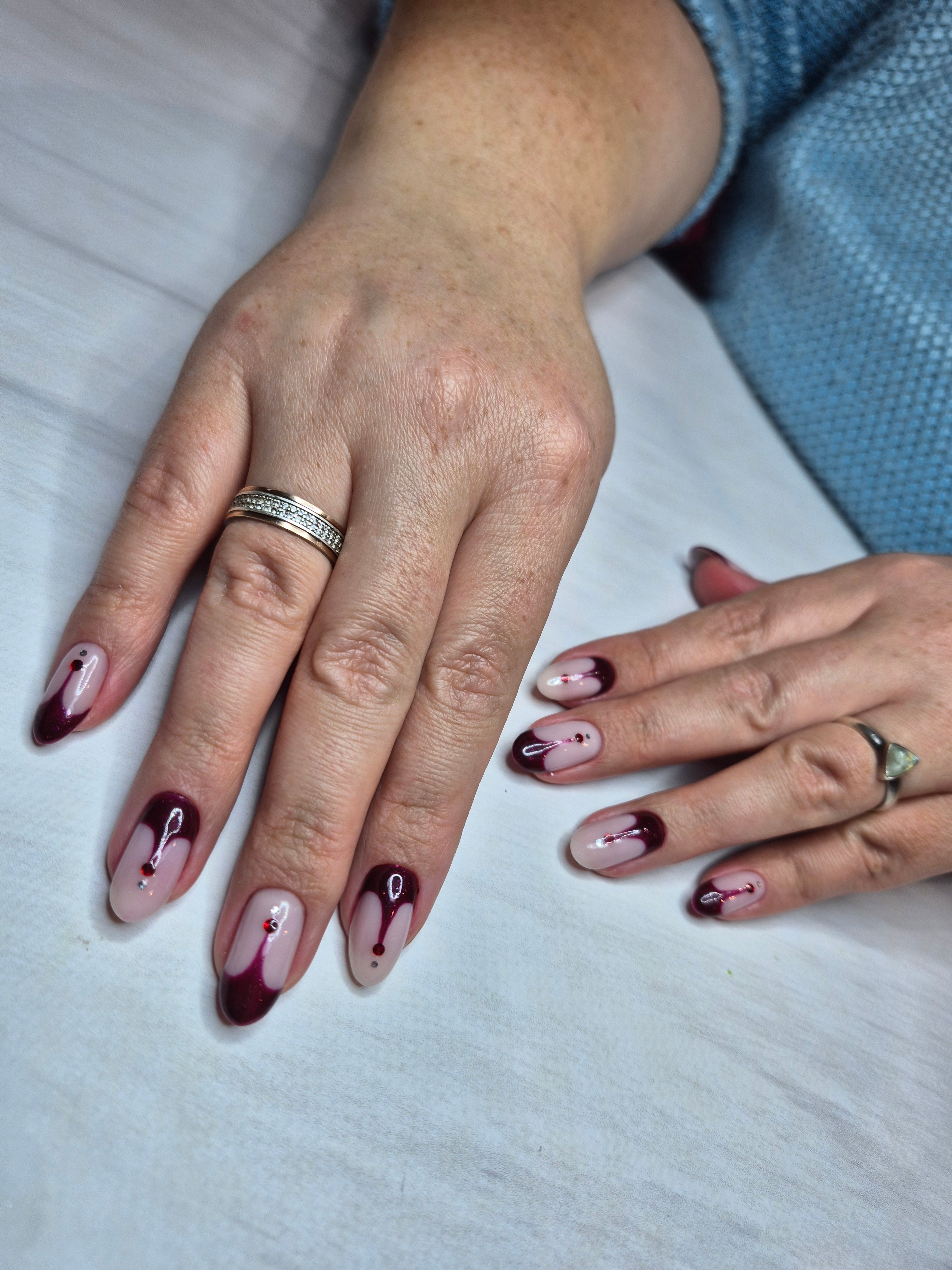 Манікюр з малюнком бордовий абстракція, фото - Студія краси OH NAILS