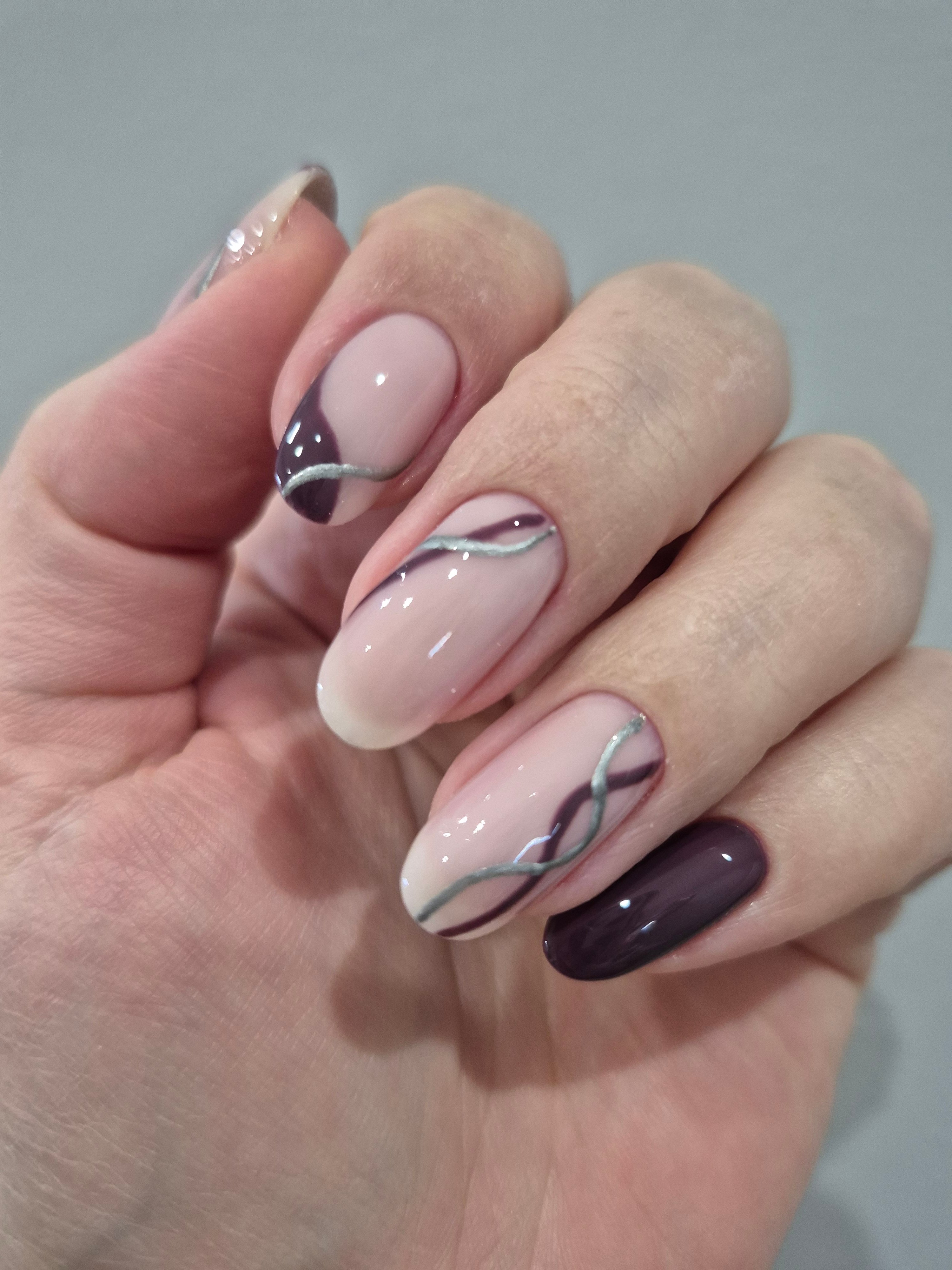 Нюдовий манікюр на овальні нігті лінії, фото - Студія краси OH NAILS