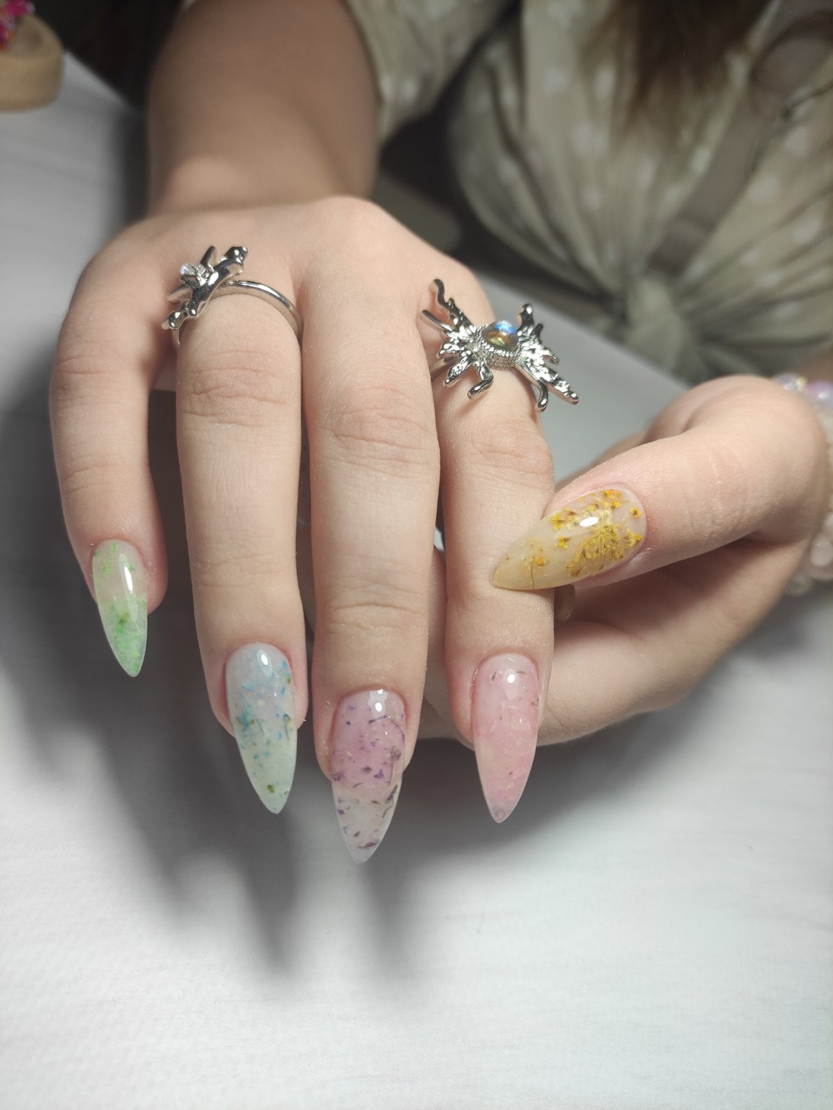 Різнокольоровий манікюр прозорий на гострі нігті, фото - Студія краси OH NAILS