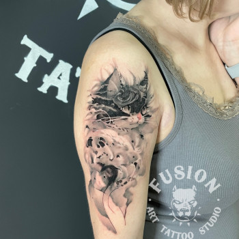 Тату на плечі чорно-білі Чеширський Кіт, фото - Тату салон Fusion