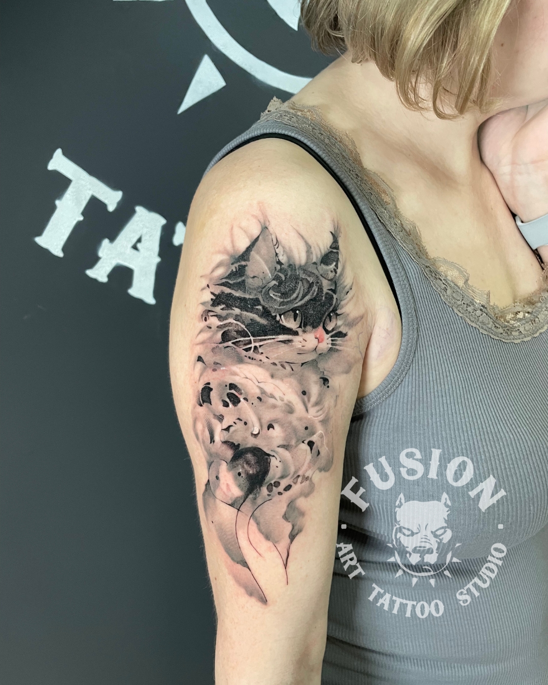 На плечі чорно-білі Чеширський Кіт, фото - Тату салон Fusion