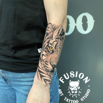 Тату на предплечье черно-белые тигр, фото - Тату салон Fusion
