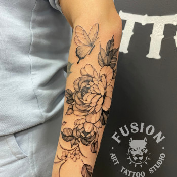Тату на предплечье черно-белые цветы, фото - Тату салон Fusion