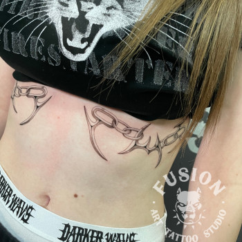 Тату чорно-білі під грудьми на ребрах, фото - Тату салон Fusion