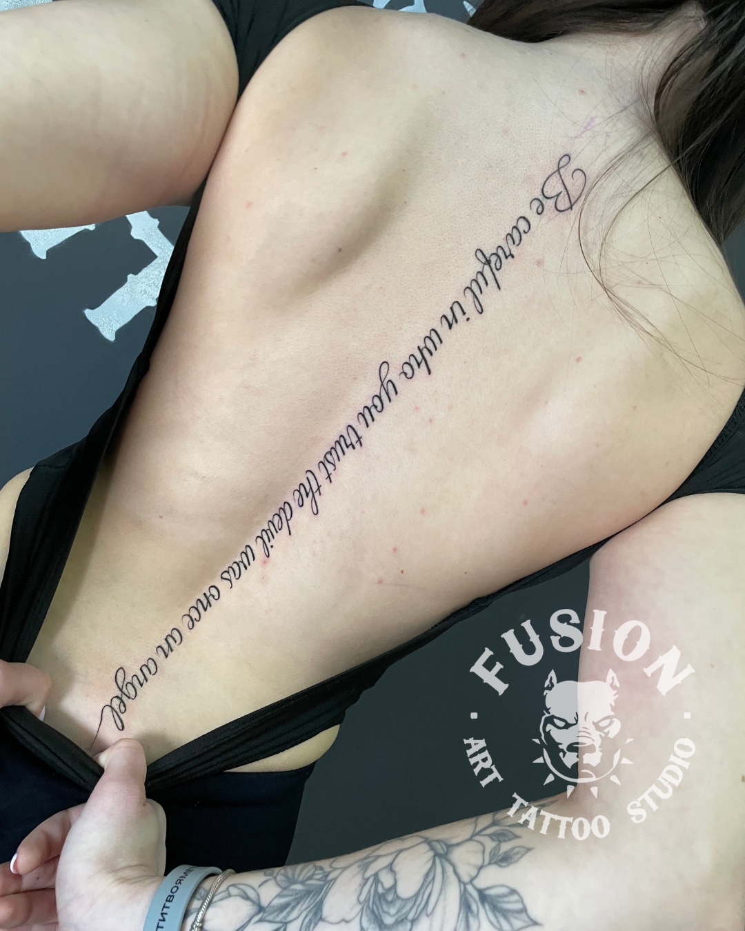 На спине надпись леттеринг, фото - Тату салон Fusion