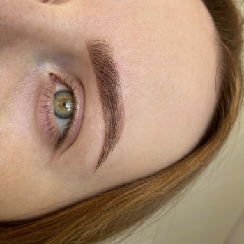 Корекція та фарбування брів