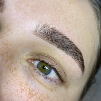 Корекція та фарбування брів