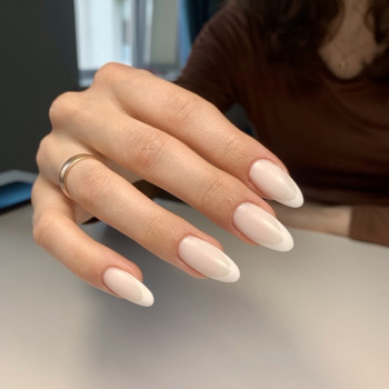 Класичний французький манікюр — витончена елегантність нігтів. Ідеальна форма, бездоганна лінія посмішки та натуральний блиск. Ніжний, стильний та завжди актуальний!
