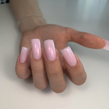 Ніжний пудрово-рожевий манікюр — мрійливий відтінок кохання. М’яка елегантність, ідеальна форма та легкий романтичний блиск на нігтях.