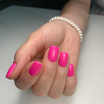 Насичений hot pink колір для впевнених дівчат, які люблять бути в центрі уваги. Довговічне покриття, ідеальний блиск та стильний акцент образу.
