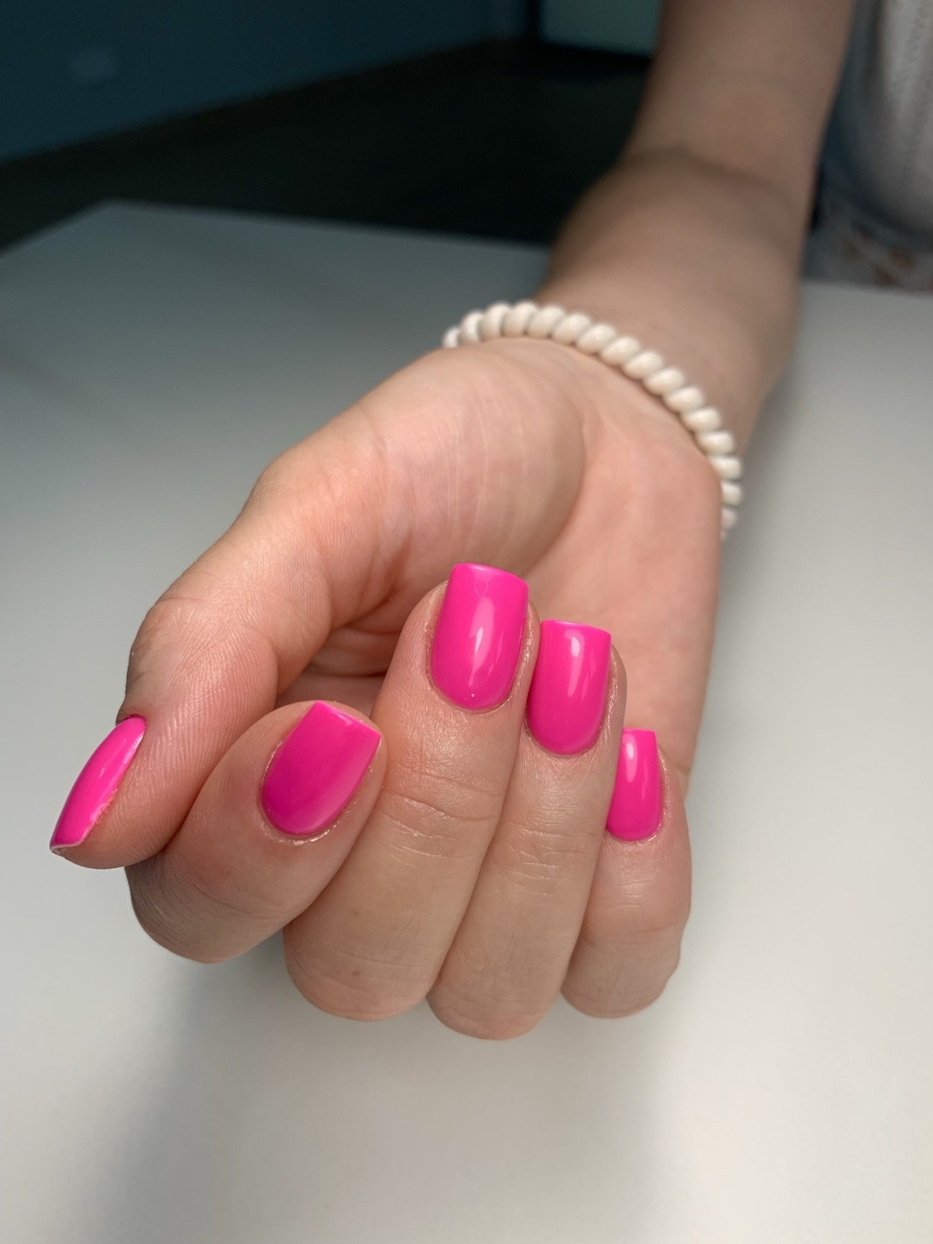 Насичений hot pink колір для впевнених дівчат, які люблять бути в центрі уваги. Довговічне покриття, ідеальний блиск та стильний акцент образу., фото - Мастер маникюра Анна Домбровская