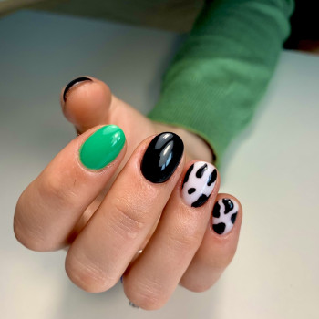 Сміливий, стильний та ультрамодний дизайн! Соковитий колір + грайливий принт з далматиновими плямами = ідеальний акцент образу. Довговічне покриття для яскравих дівчат.