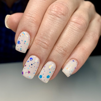 Стильний космічний дизайн, що привертає увагу! Сяючі зірки на насиченому фоні додають образу магії та впевненості. Ідеальне покриття, довговічність і вау-ефекту., фото - Мастер маникюра Анна Домбровская