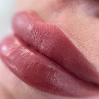 Макро результат Делікатне напилення, м’який перехід кольору Ефект доглянутих губ без помади