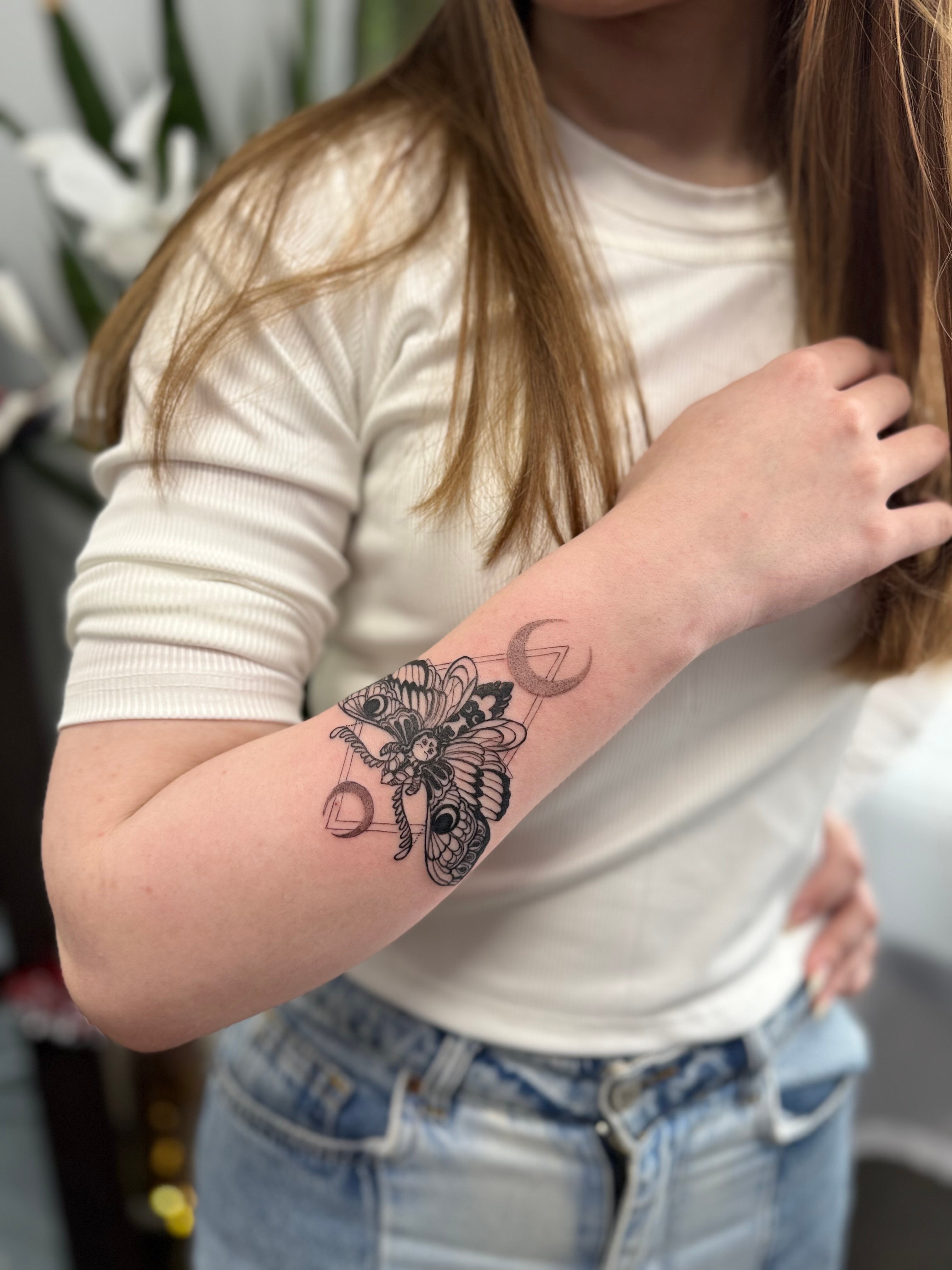 На руке предплечье череп, фото - Тату мастер Светлана Тимошенко