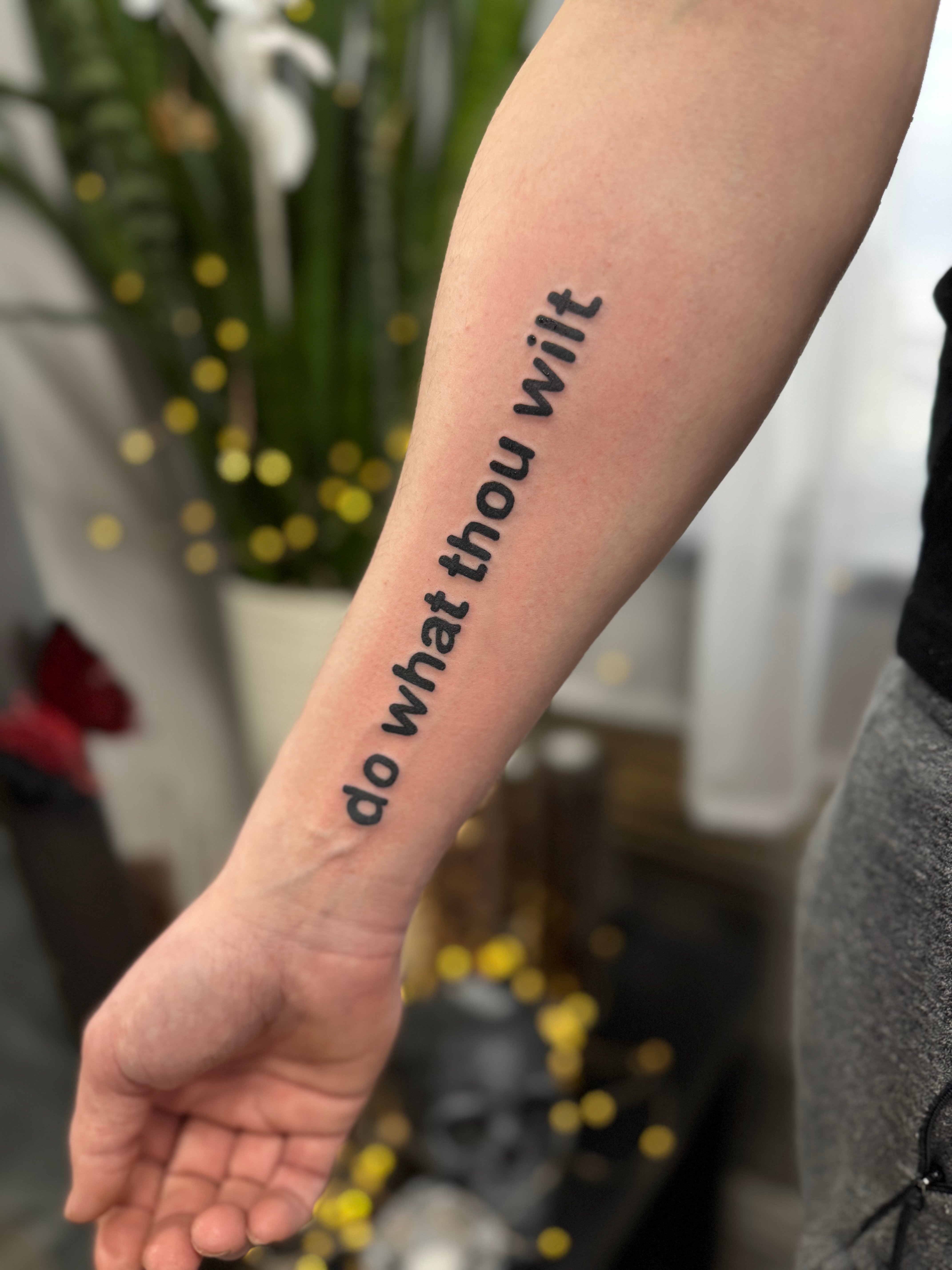 На руке предплечье надпись, фото - Тату мастер Светлана Тимошенко