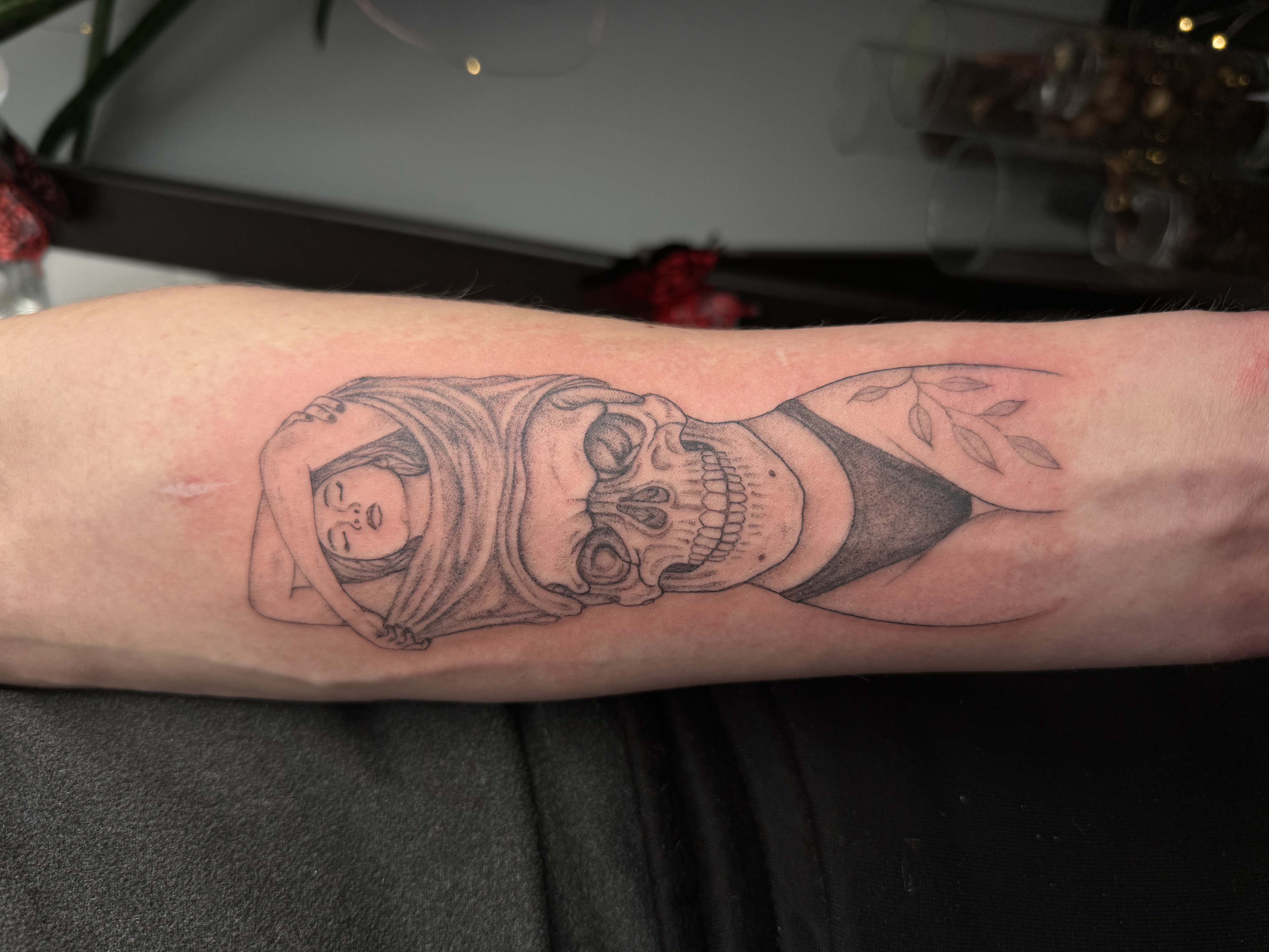 На руке предплечье череп, фото - Тату мастер Светлана Тимошенко