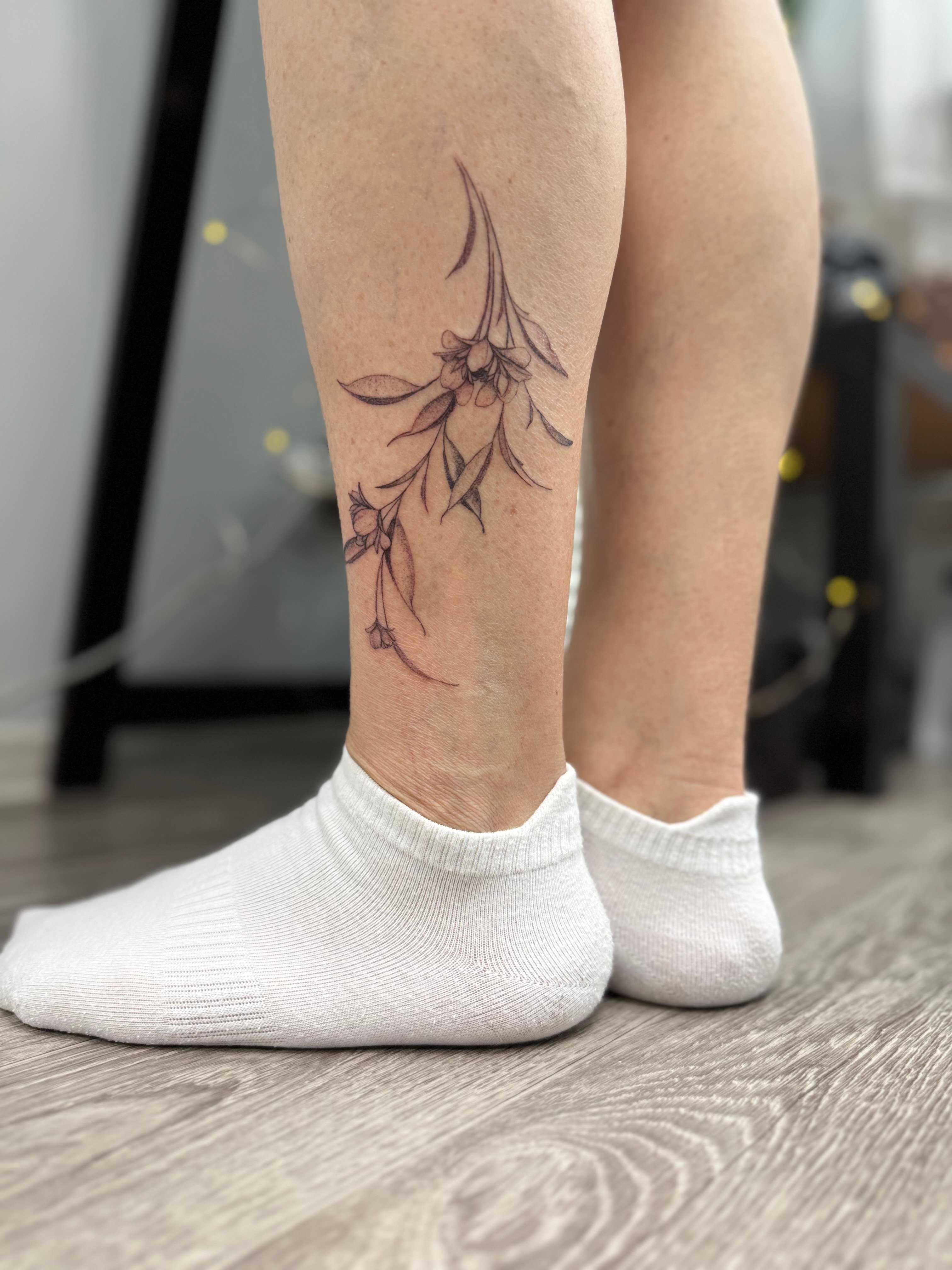 На ноге цветы минимализм, фото - Тату мастер Светлана Тимошенко