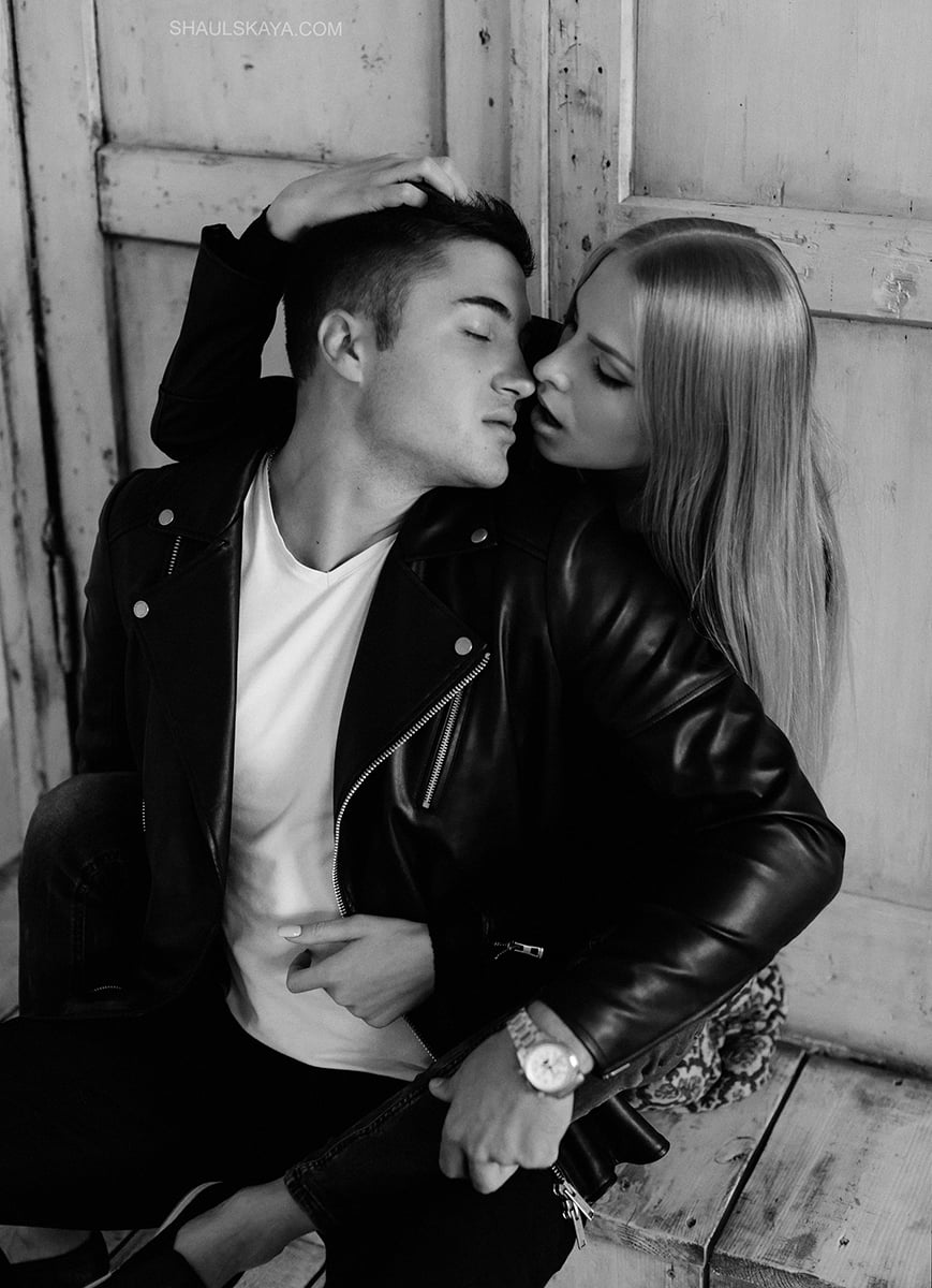 Фотосесія у студії пари на сходах, фото - Весільний фотограф Анна Шаульская