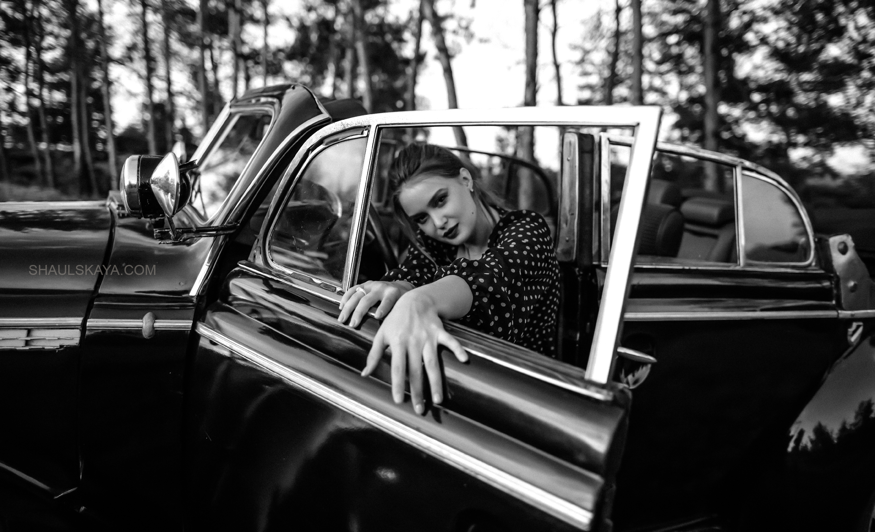 Чб фотосессия в машине для девушки, фото - Свадебный фотограф Анна Шаульская