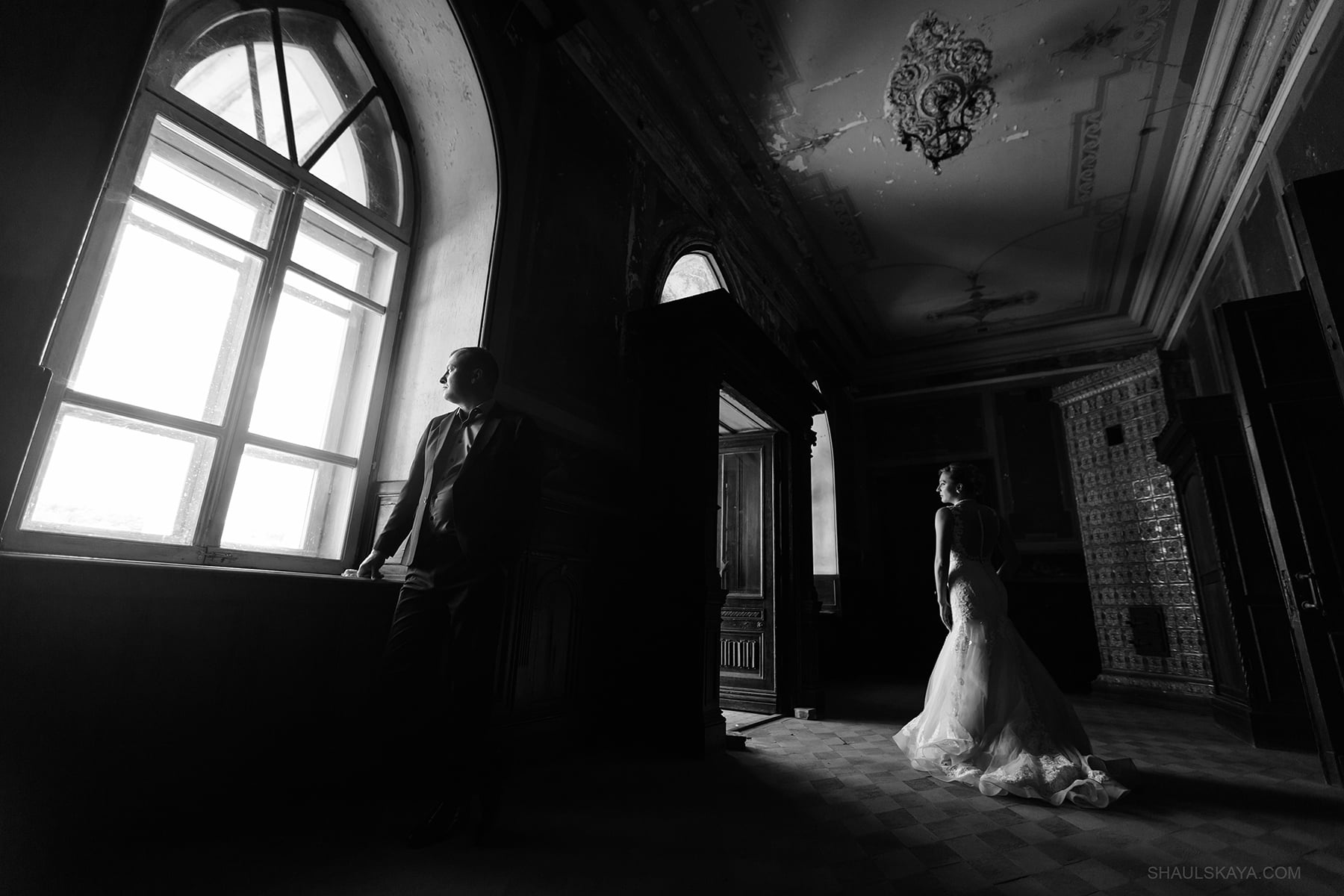 Фотосесія пари весільна біля вікна, фото - Весільний фотограф Анна Шаульская
