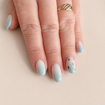 На молочному кольорі блакитне омбре. Хіт цієї весни., фото - Мастер маникюра Любовь Гонтюк